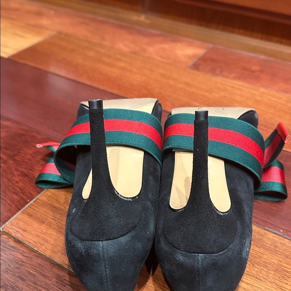 Bow heels - Picture 4 of 7